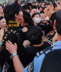 为打卡有自己形象的大屏 向佐空降杭州引发围观被民警劝离