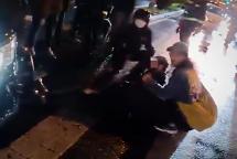 北京老人被壓車(chē)下眾人抬車(chē)救出 輔警帶頭救援顯身手