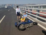 物業(yè)經(jīng)理騎電動(dòng)車救人 危急時(shí)刻顯身手