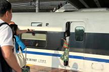 一乘客沖出高鐵被車門夾住 女子看錯指示屏上錯車