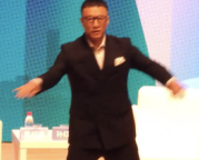 孫紅雷再跳霹靂舞嗨翻全場 東北舞王再現(xiàn)風采