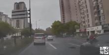 上海一轎車行駛中突然整車離地彈起 窨井蓋移位所致