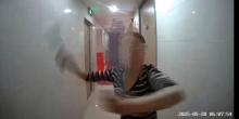 女子被疑患精神病鄰居多次持刀砍門(mén) 事件引發(fā)社區(qū)關(guān)注