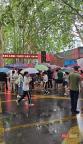 考生家長(zhǎng)冒著暴雨等在考場(chǎng)外 雨中守望助威
