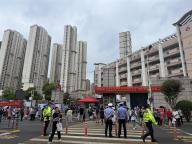 妹妹身穿金榜題名衣服為哥哥加油 全家總動(dòng)員助考