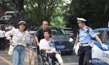 民警護送骨折高考生進考場 溫暖守護助力夢想