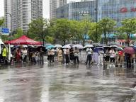 高考首日降雨 有人追夢也有人守護 雨中溫情護考路