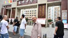 八旬退休教師連續(xù)守考場24年 為考生默默加油