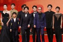 郭麒麟上影节红毯“绑外甥” 幽默遛娃成焦点