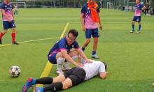 白岩松踢球摔倒 网友提醒注意安全