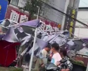 整車西瓜被冰雹砸爛 老板無奈喊路人吃瓜