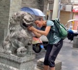 歪果仁被中國石獅子嘴里的球硬控了 網(wǎng)友：我從小掏到大都沒有掏出來