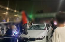 多人加油站内砸车打人被抓 小事引发大冲突