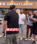男子給外國(guó)游客展示國(guó)產(chǎn)新能源車 一個(gè)“隔空開門”拿捏了