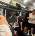 媒體評(píng)列車滯留乘客砸窗通風(fēng) 應(yīng)急處置引熱議