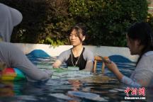 重慶高溫 民眾在水里打麻將 水上樂園成避暑勝地