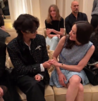 王一博和喜歡的女演員同排看秀 和影后歌迪亞握半手