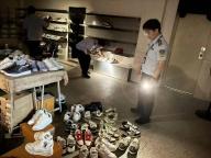 廣州查獲近300件“假大牌” 夜間燈光暴露秘密