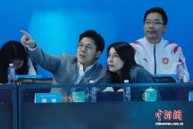 郭晶晶霍启刚观看全运会游泳比赛 现身深圳大运中心