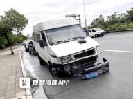 福州一面包车爆胎失控撞护栏 雨天路滑酿事故