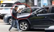 警方回应居民称一男子持玩具枪拦车 正核查其精神状况