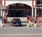 教育局回应小学生穿裙装敬礼 活动细节澄清