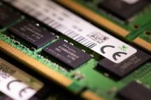 暴涨150% ，内存供应紧张经销商趁乱抬价，谁在制造 “存储恐慌”？ AI需求推波助澜