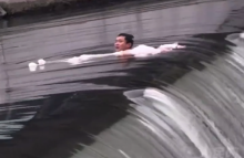 小哥为救落水女子逐渐力竭被急流冲走