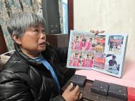 罗大美母亲翻儿子生前相册瞬间泪崩 回忆往昔点滴心痛不已