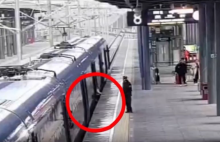 儿童跌落站台缝隙 众人协力救援 1分26秒生死营救