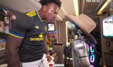 甲亢哥损毁机器人被开发公司起诉索赔 直播暴力行为惹官司