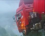 高速大橋垮塌懸空被救司機(jī)漲粉40萬 幸運(yùn)卡車司機(jī)成網(wǎng)紅