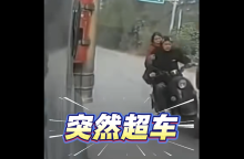 女子騎車帶人被大貨車夾在中間掛倒
