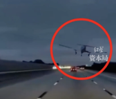 實(shí)拍美國一小型飛機(jī)迫降公路