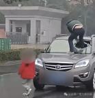 男子当街拦车砸玻璃 警方：家庭纠纷 情绪失控引发打砸