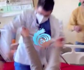 印度医生殴打卧床病人画面曝光：冲突前态度恶劣侮辱患者，已被停职