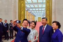 李在明用获赠小米手机拍到人生照片