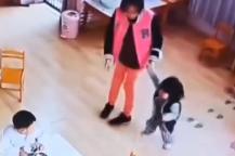 教育局回应幼儿园老师涉嫌打孩子 保教人员被辞退