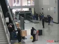 老人在车站扶梯摔倒 民警飞奔相助 紧急救援化险为夷