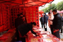 贵州这条年集一眼望不到头 新春气息浓厚