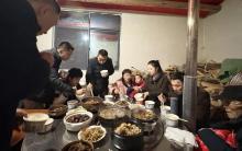 1家32人四世同堂过年 最小1岁 团圆饭里的幸福滋味