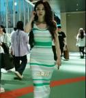 杨幂带火白绿条纹吊带裙 全网热议同款穿搭