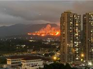 香港突发山火燃烧数小时 深圳可见 火线近百米浓烟滚滚
