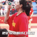 2米26巨人天赋！张子宇坐椅子比队友大一圈，矿泉水秒变口服液