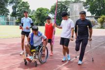 男生受伤坐轮椅 好友推着他打羽毛球 校园温情重塑教育本质