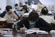 公务员招录持续向应届生和基层倾斜 12万岗位等你来战