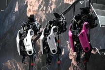 傲鲨外骨骼机器人亮相AWE2026 从工业到生活的跨越