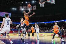 上海久事男篮主场战胜山东队 勇夺八连胜