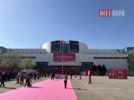 估价2600万翡翠原石亮相珠宝展 吸引众人目光