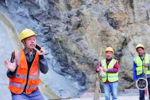 59岁工地大叔回应随性跳舞走红 平凡生活里的舞者光芒